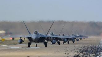 肌肉秀给谁看?美空军26架F22玩大象漫步,染了新冠还不消停