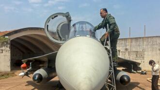 又一架印度战斗机坠毁爆炸,飞行员死里逃生,民众现场围观